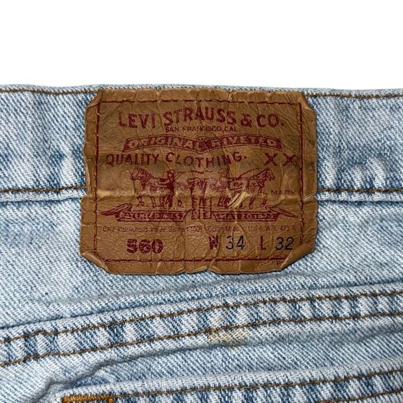 Vintage 90s Levi’s men’s 34 by 32 light wash classics has fading and a few small - Picture 7 of 8
